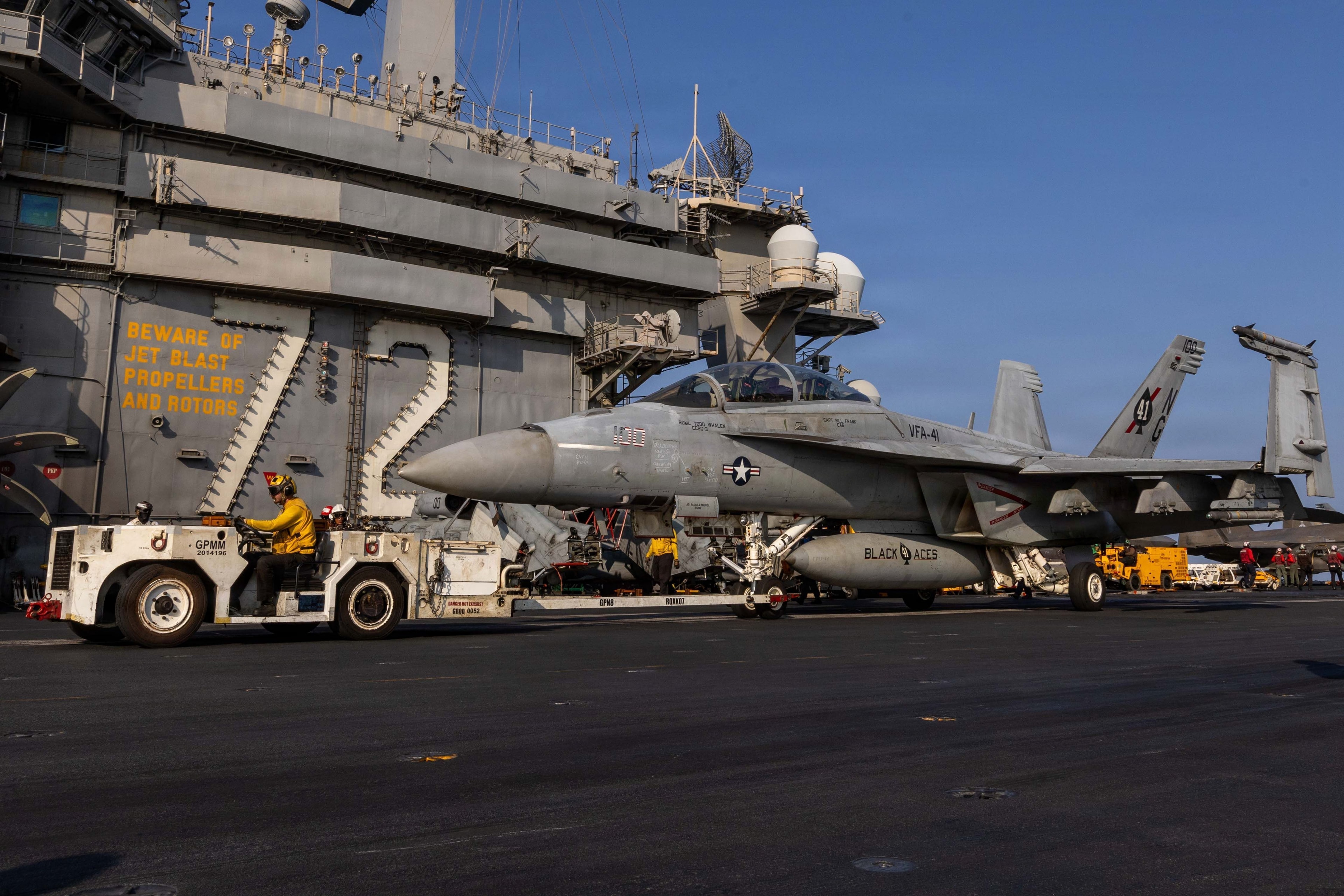 Como é o porta-aviões USS Abraham Lincoln onde marinheiros vivem crise