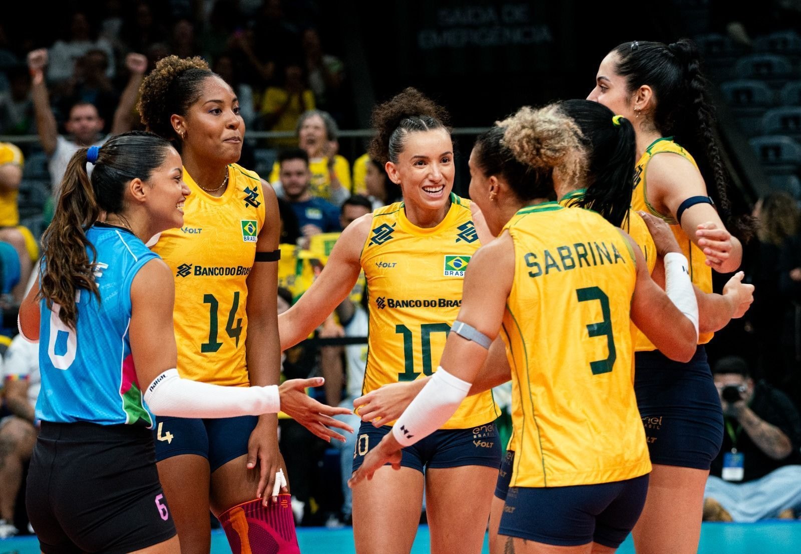 Brasil vence Peru e segue na liderança do Sul-Americano Feminino de Vôlei