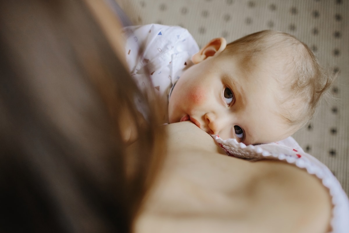 Amamentação beneficia a saúde da mãe no pós-parto e ao longo da vida