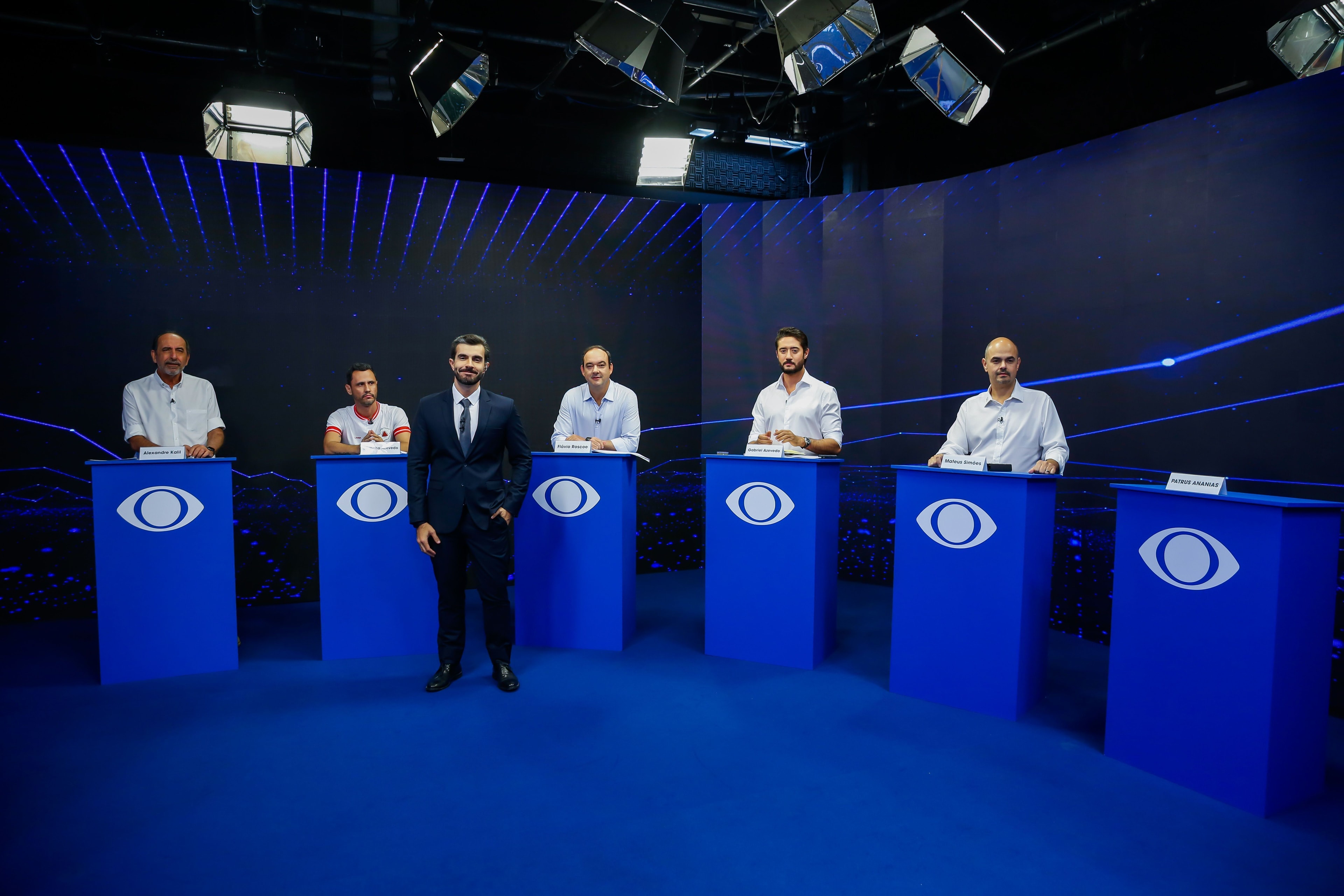 Dívidas, impostos e privatizações marcam primeiro debate em Minas