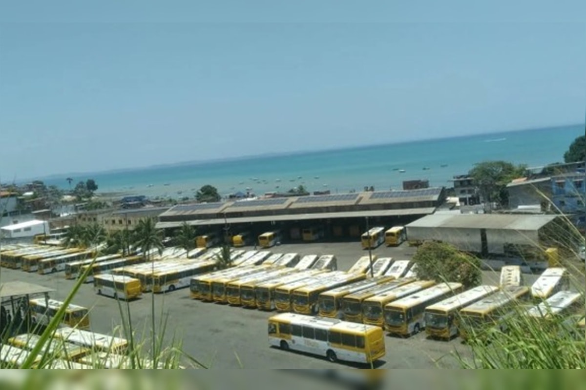 Semob diz que "adesivação clandestina" impediu saída de ônibus em Salvador
