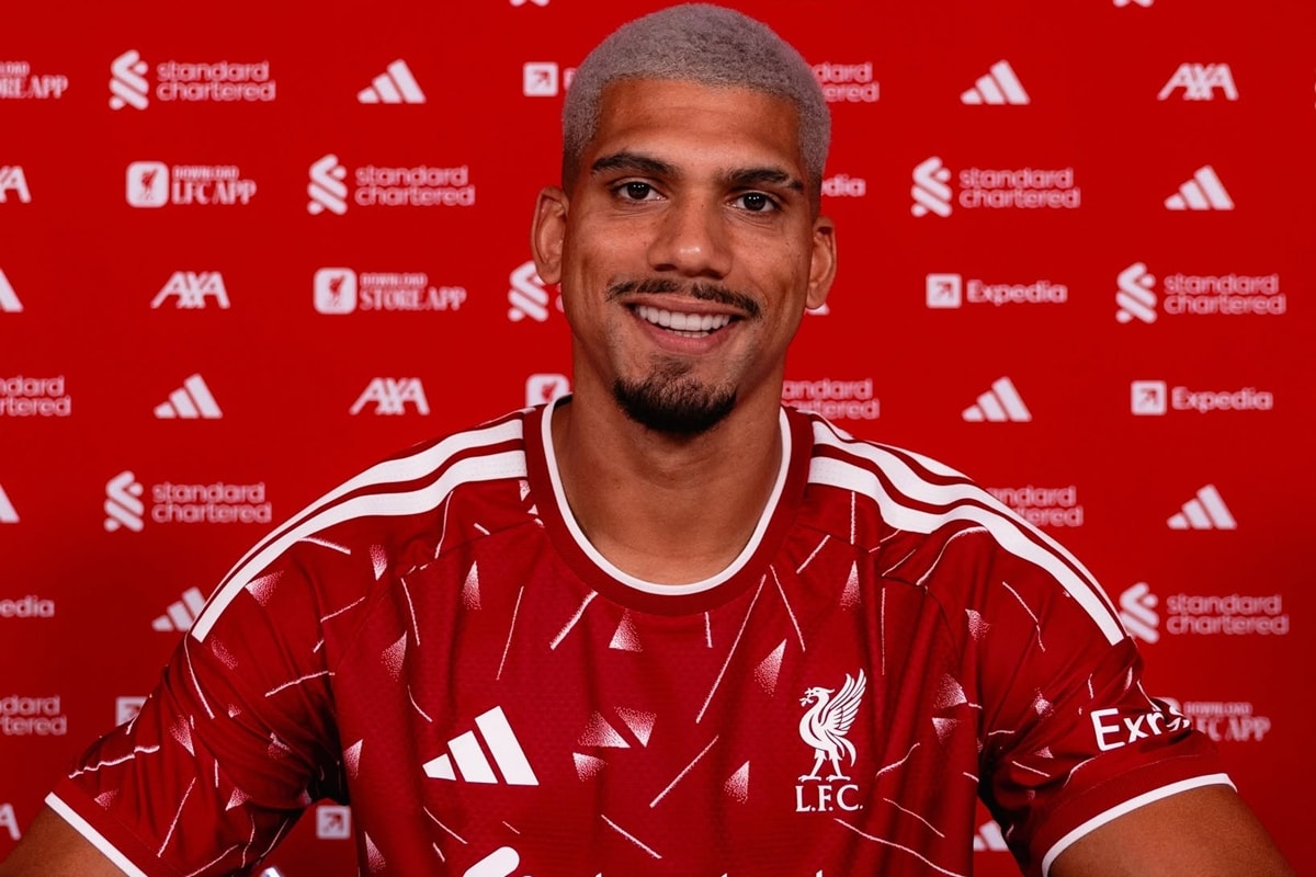 Liverpool anuncia a contratação de Ronald Araújo, do Barcelona