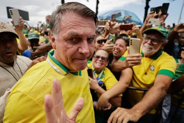 Flávio recorre a símbolos de Bolsonaro na largada da campanha