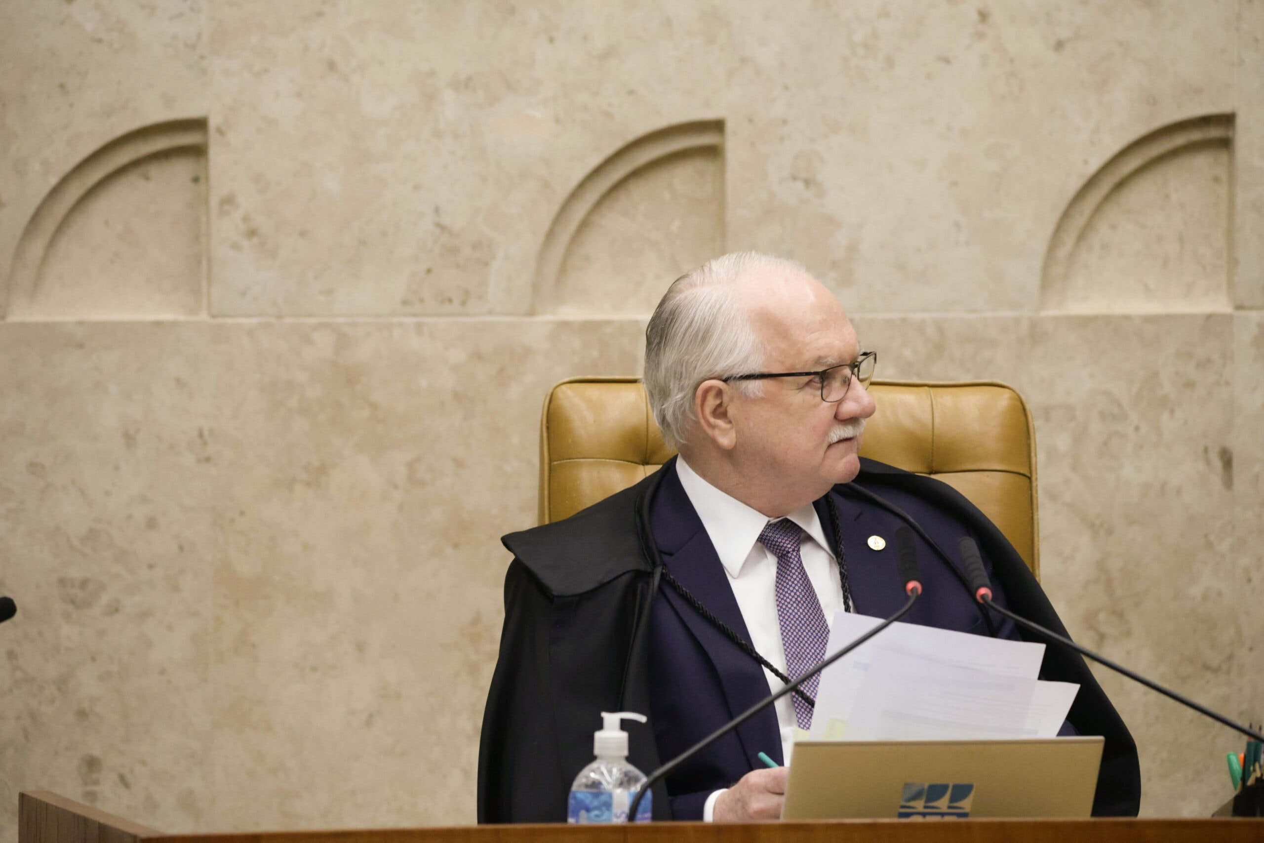 Fachin abre apuração e pede respostas de Moraes, Mendonça, Andrei e PGR