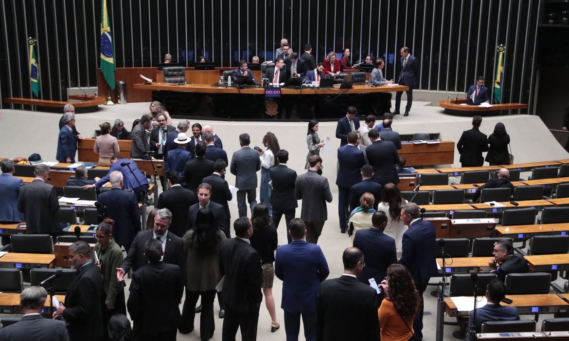 Câmara aprova PLP dos combustíveis com ‘jabutis’ e trava para despesas do governo