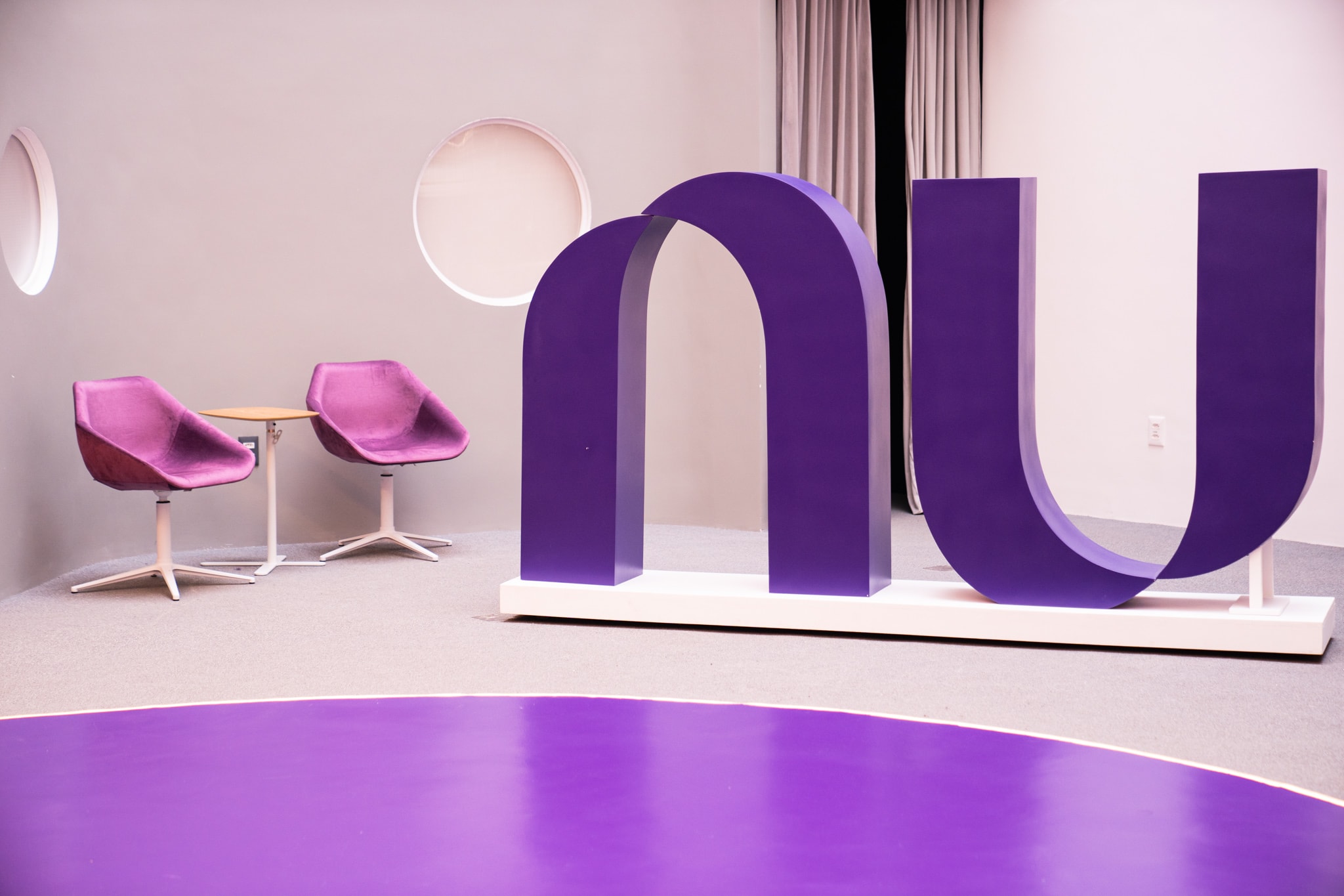 Nubank (ROXO34): sazonalidade “cobra seu preço” e ações caem forte após 1º trimestre