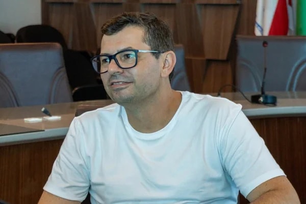 Suplente escolhido por Carlos já criticou Bolsonaro e a polarização