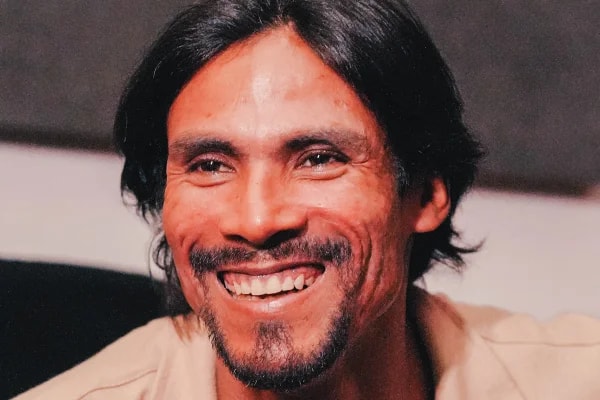 Quem é Thiago Viana, cantor que viralizou após anos em situação de rua