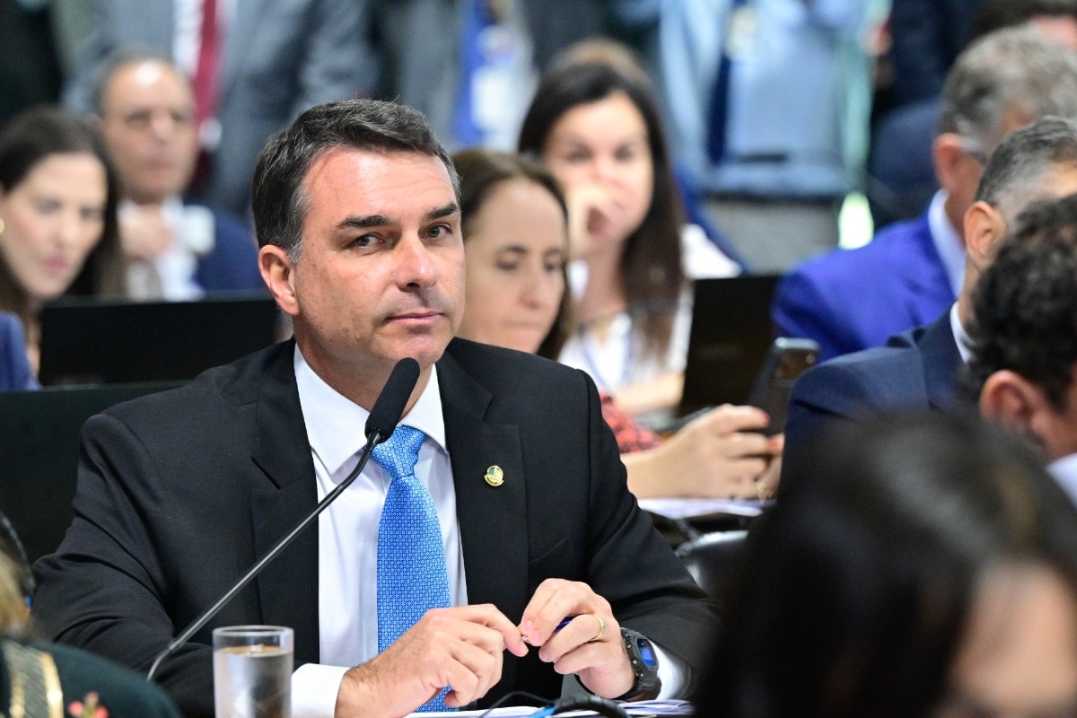 Flávio cancela agendas no RJ após revelações sobre contato com Vorcaro