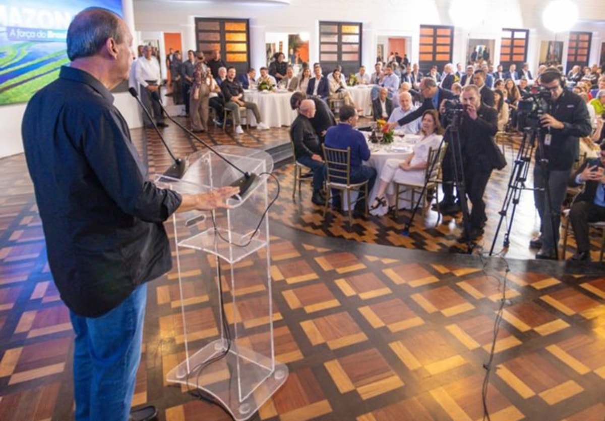 Jantar de Lula com prefeitos no AM tem celular proibido e Joesley