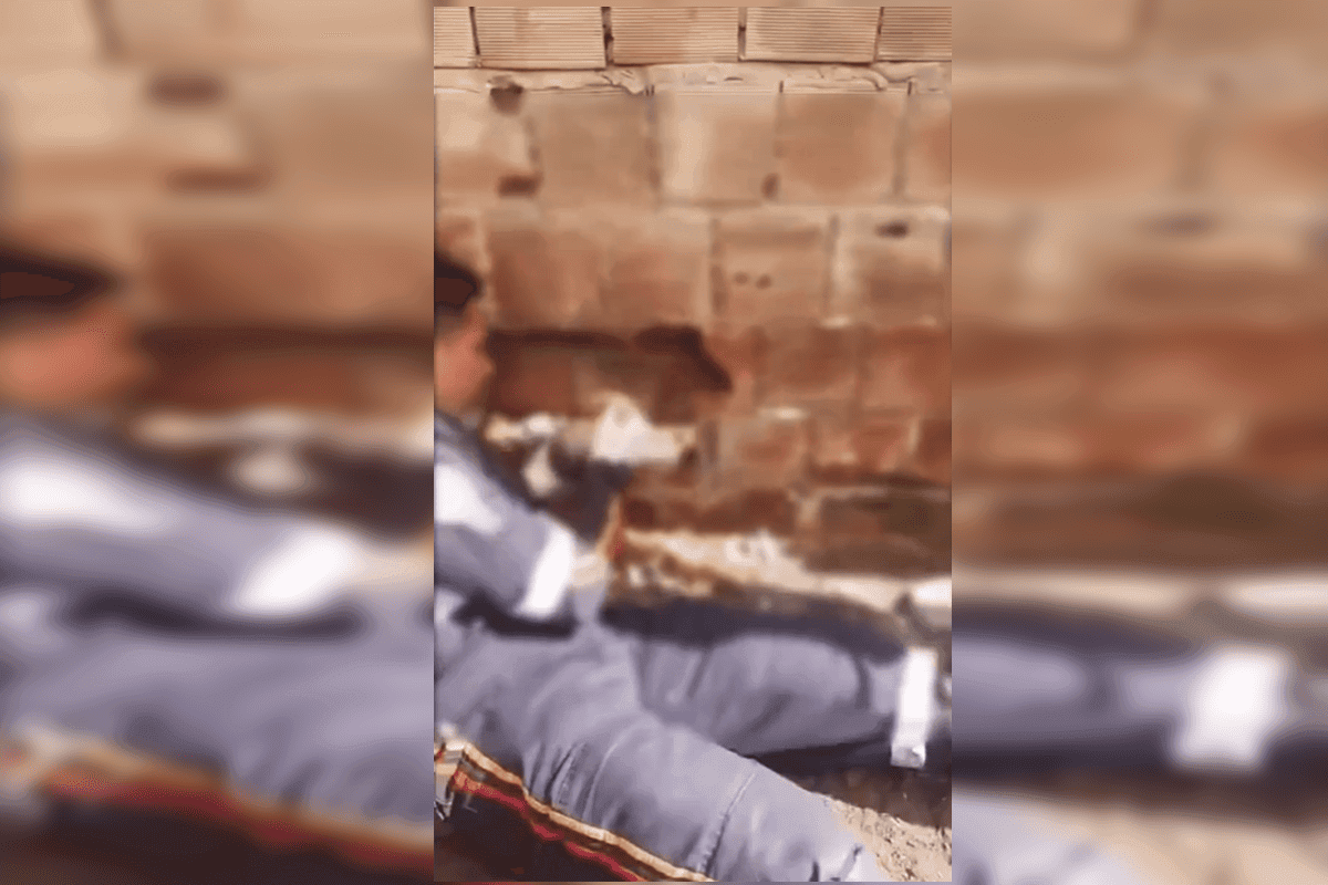 Recém-nascido abandonado em vala entre muros é resgatado, mas não resiste
