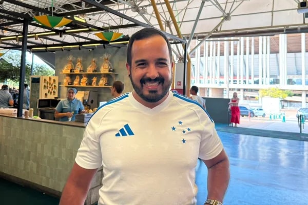 Torcedores de Cruzeiro e Grêmio chegam animados para jogão no DF