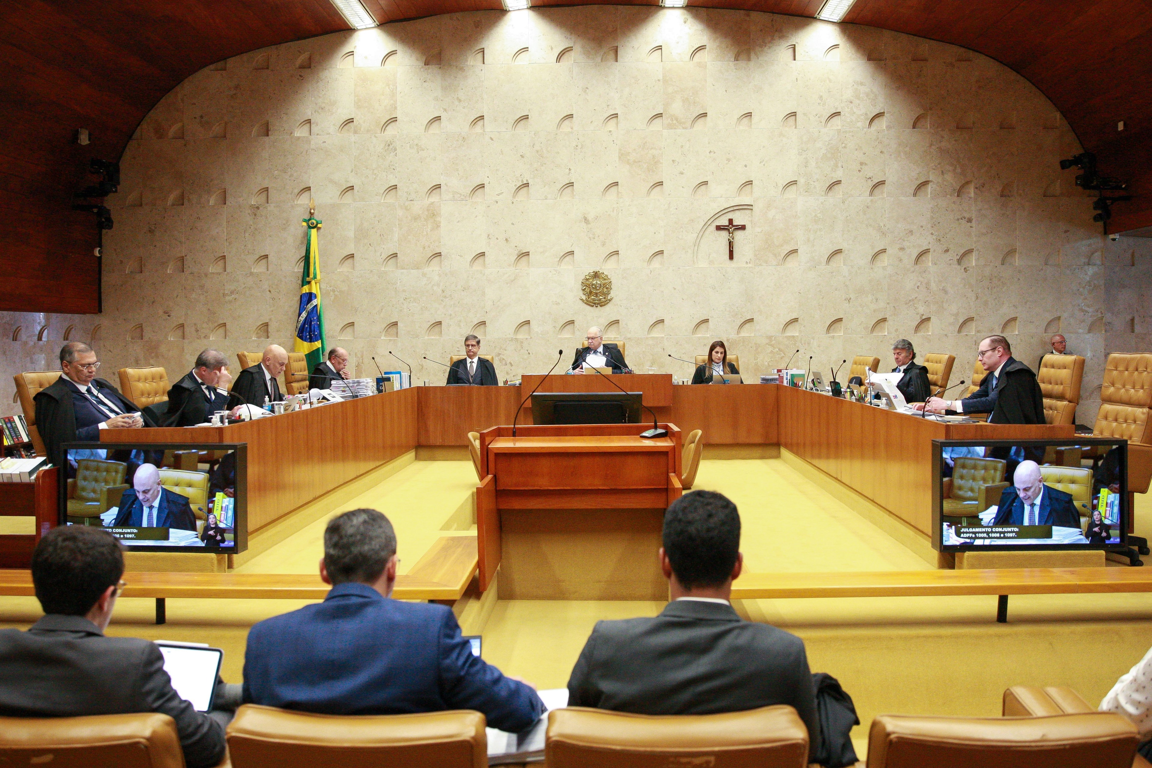 Mendonça pede à PGR parecer sobre tornozeleira de amiga de Lulinha