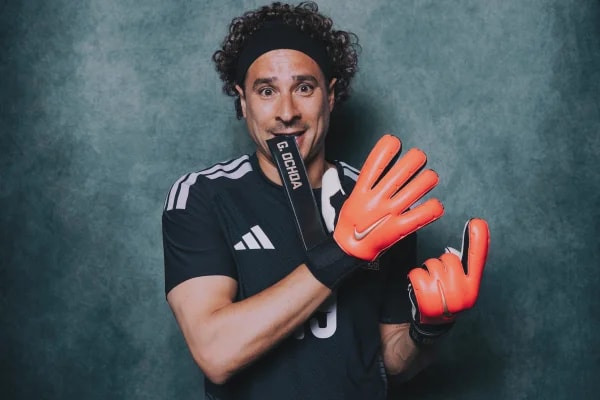 Presidente da Fifa faz homenagem a Guillermo Ochoa, goleiro mexicano