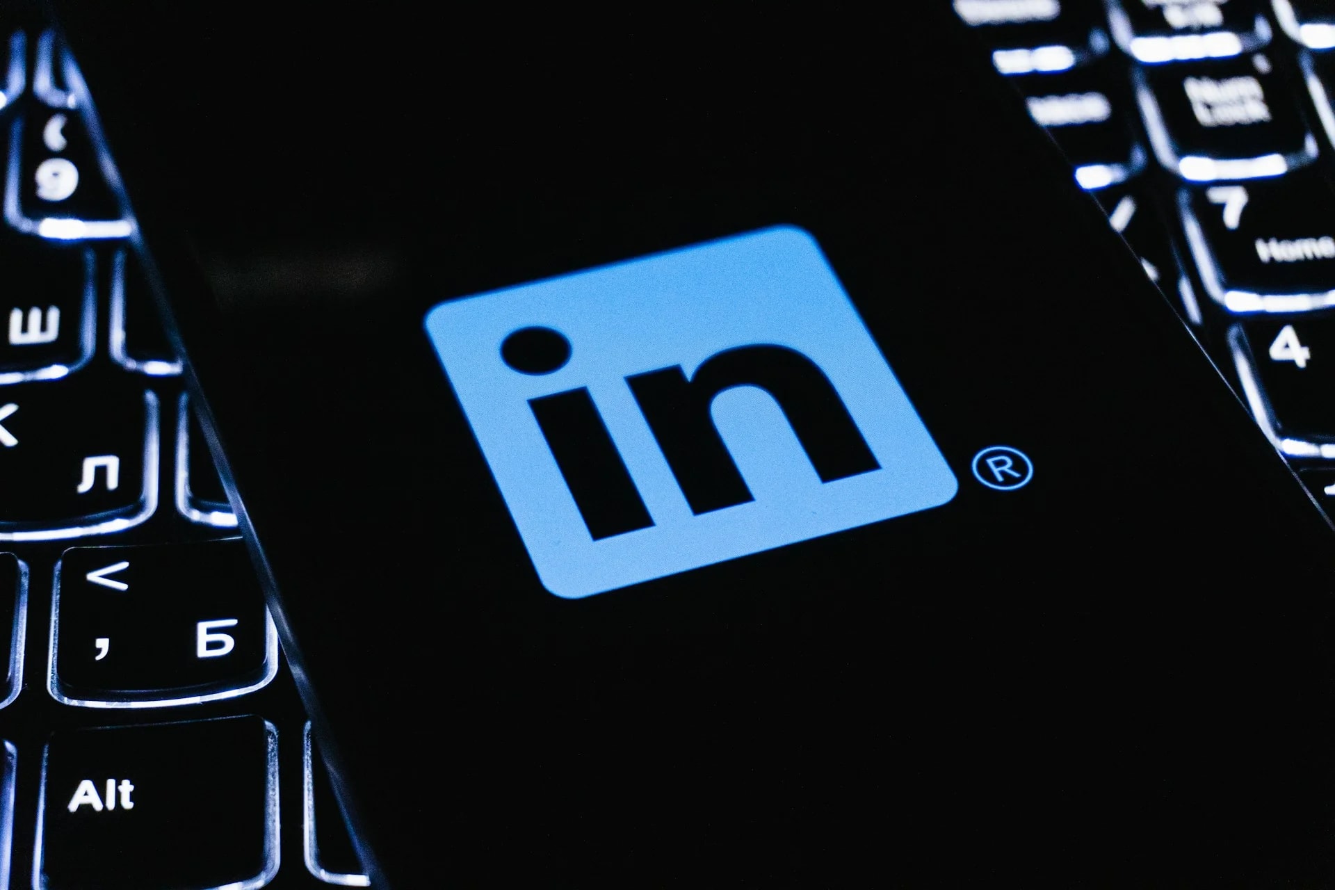 LinkedIn cria botão oficial para denunciar "lixo de IA" no feed