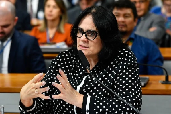 Cúpula do Republicanos condiciona eventual apoio a Flávio a Damares como vice