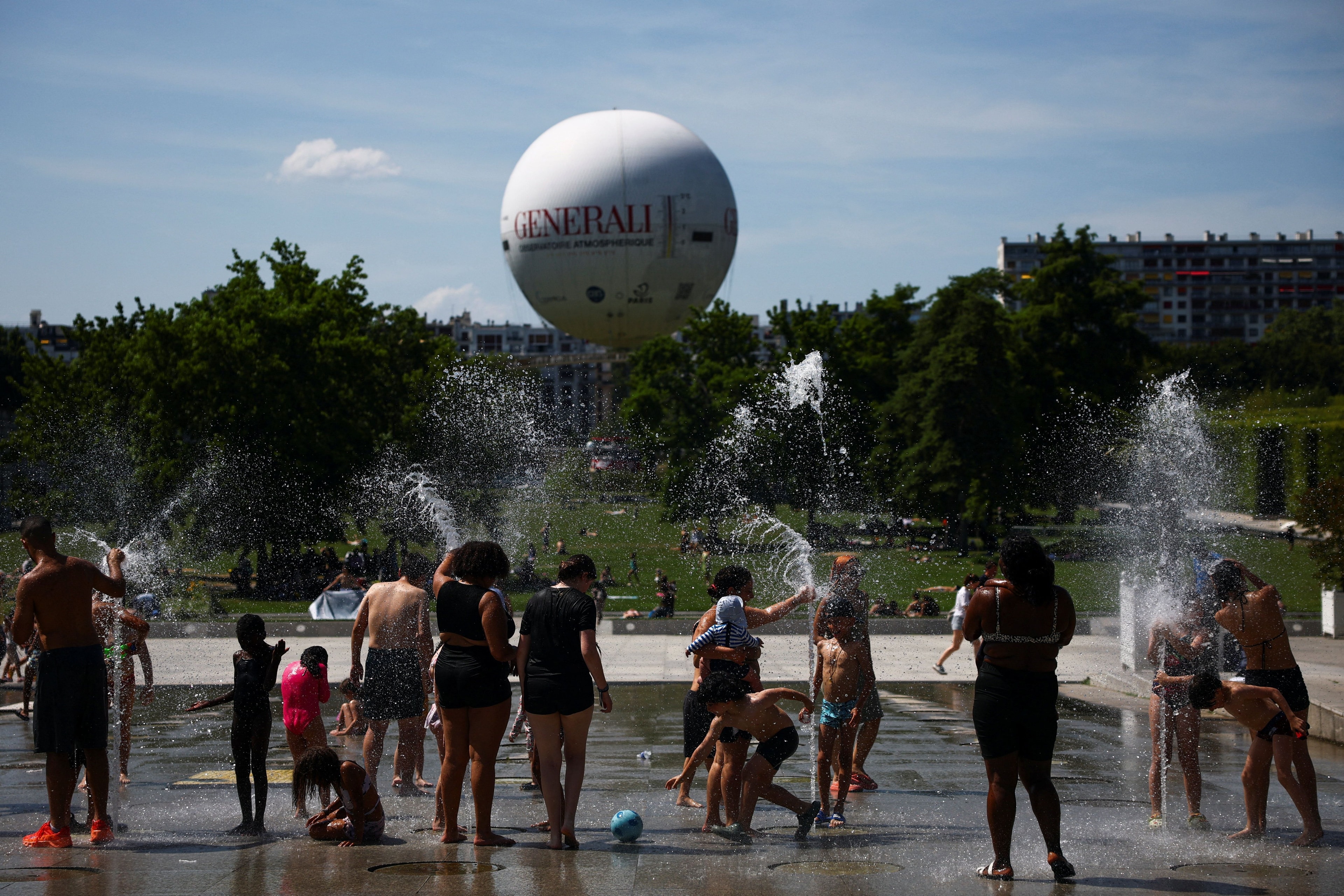 Torre Eiffel deve reabrir após protesto contra tratamento a funcionárias