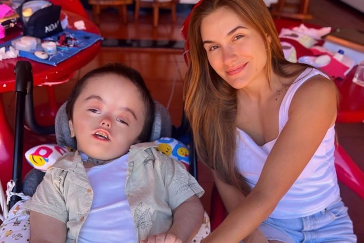 Neto de Ratinho completa 8 anos e ganha declaração da mãe: "Milagre"