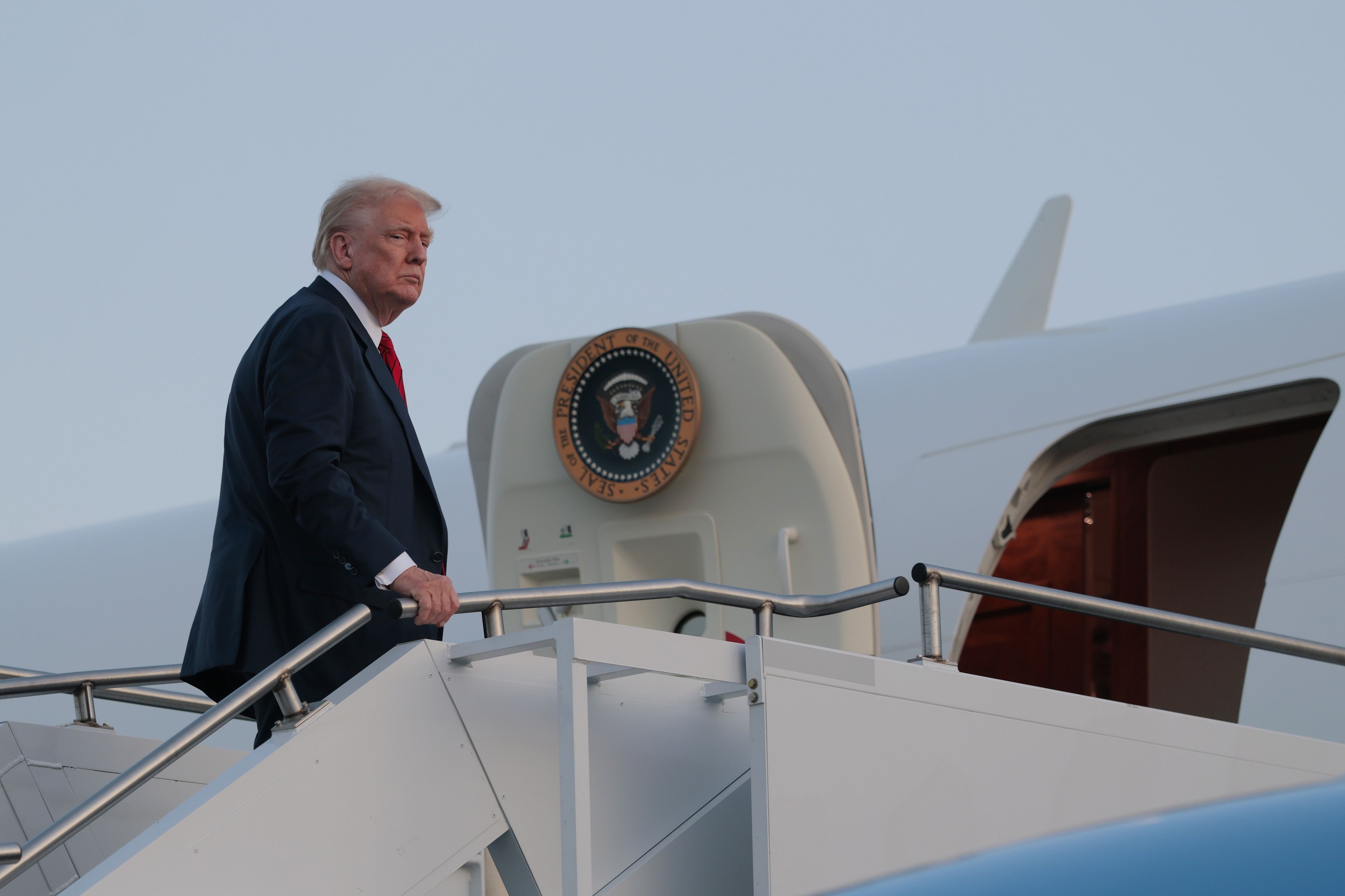 À CNN, repórter do Washington Post relata voo secreto de Trump