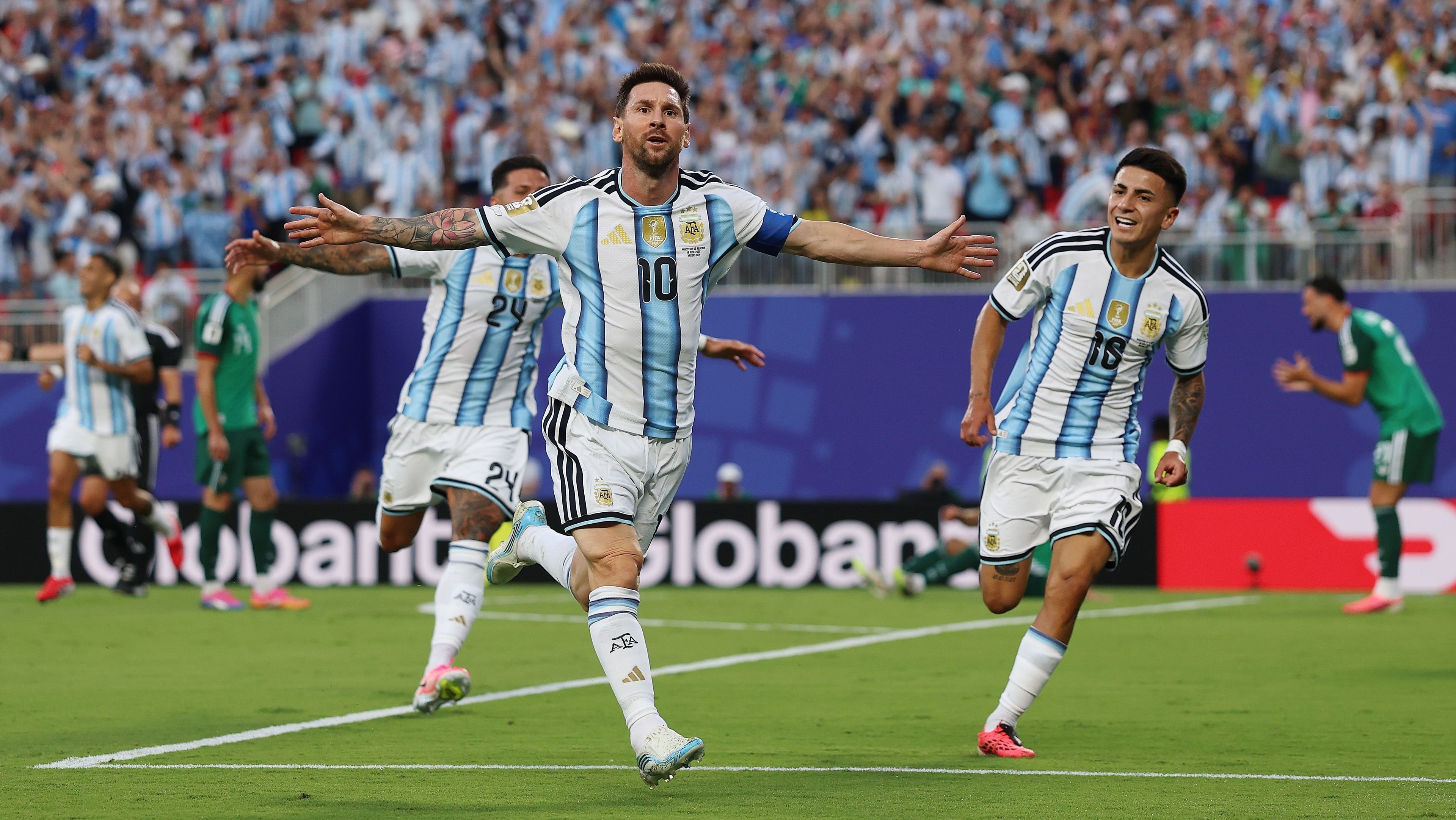 Com atuação histórica de Messi, Argentina vence Argélia na estreia da Copa