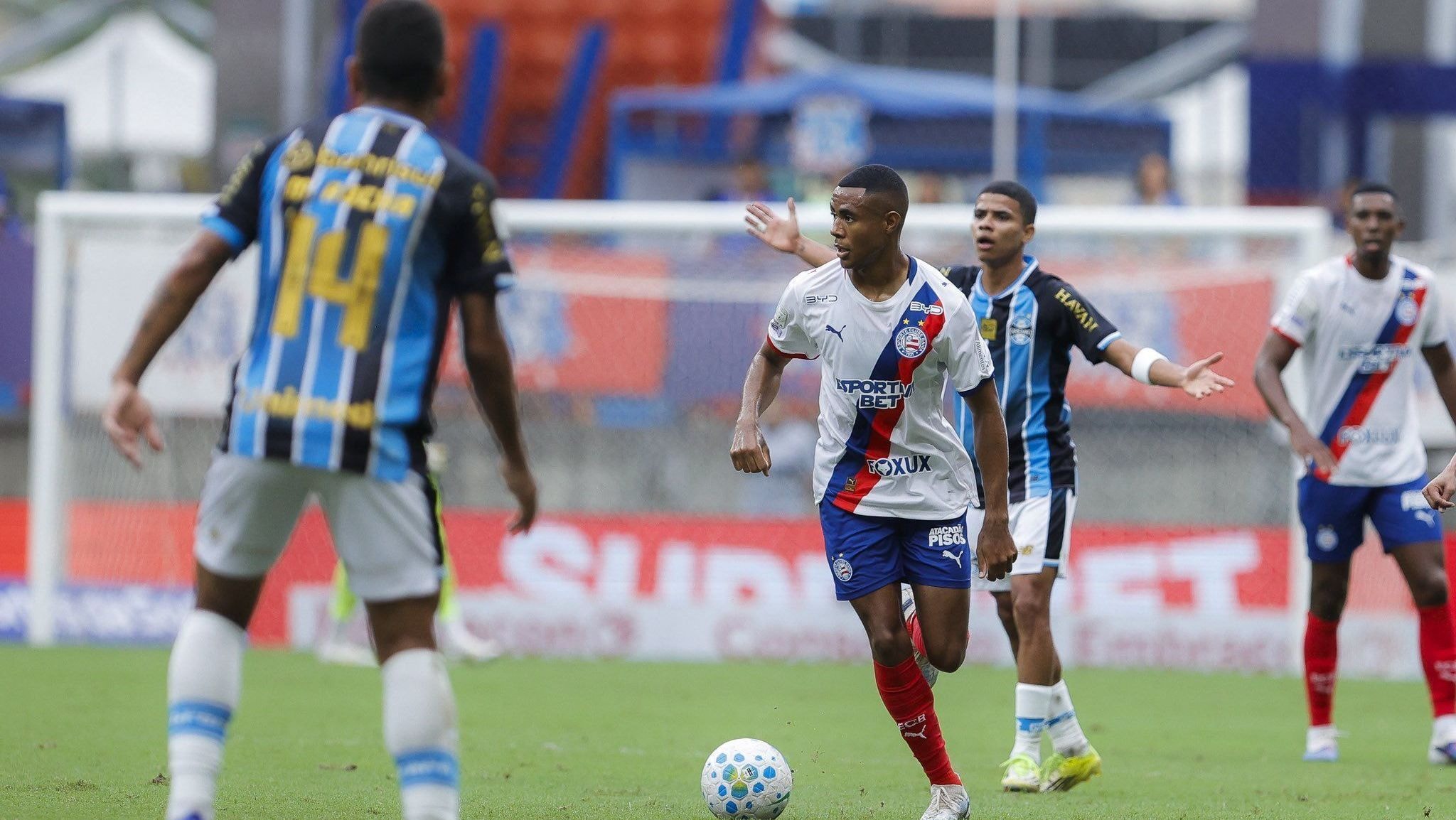 RB Bragantino vence o Vitória em jogo com dois pênaltis e gol de goleiro