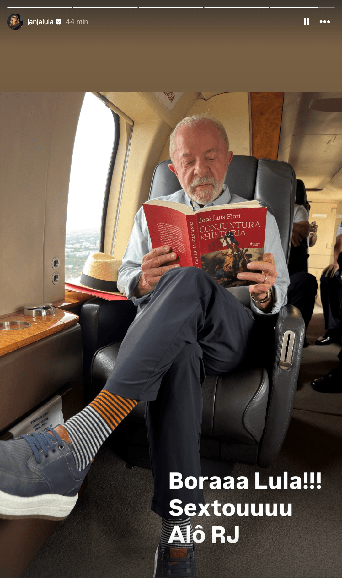 Janja posta Lula lendo livro sobre “conjuntura” a caminho do Rio