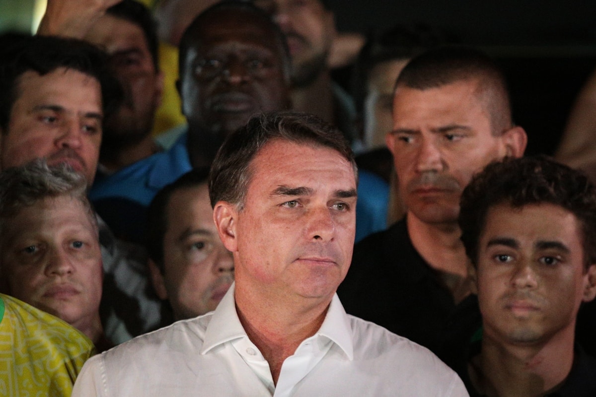 Aliado de Trump diz que Flávio Bolsonaro chegou aos EUA "em segurança"