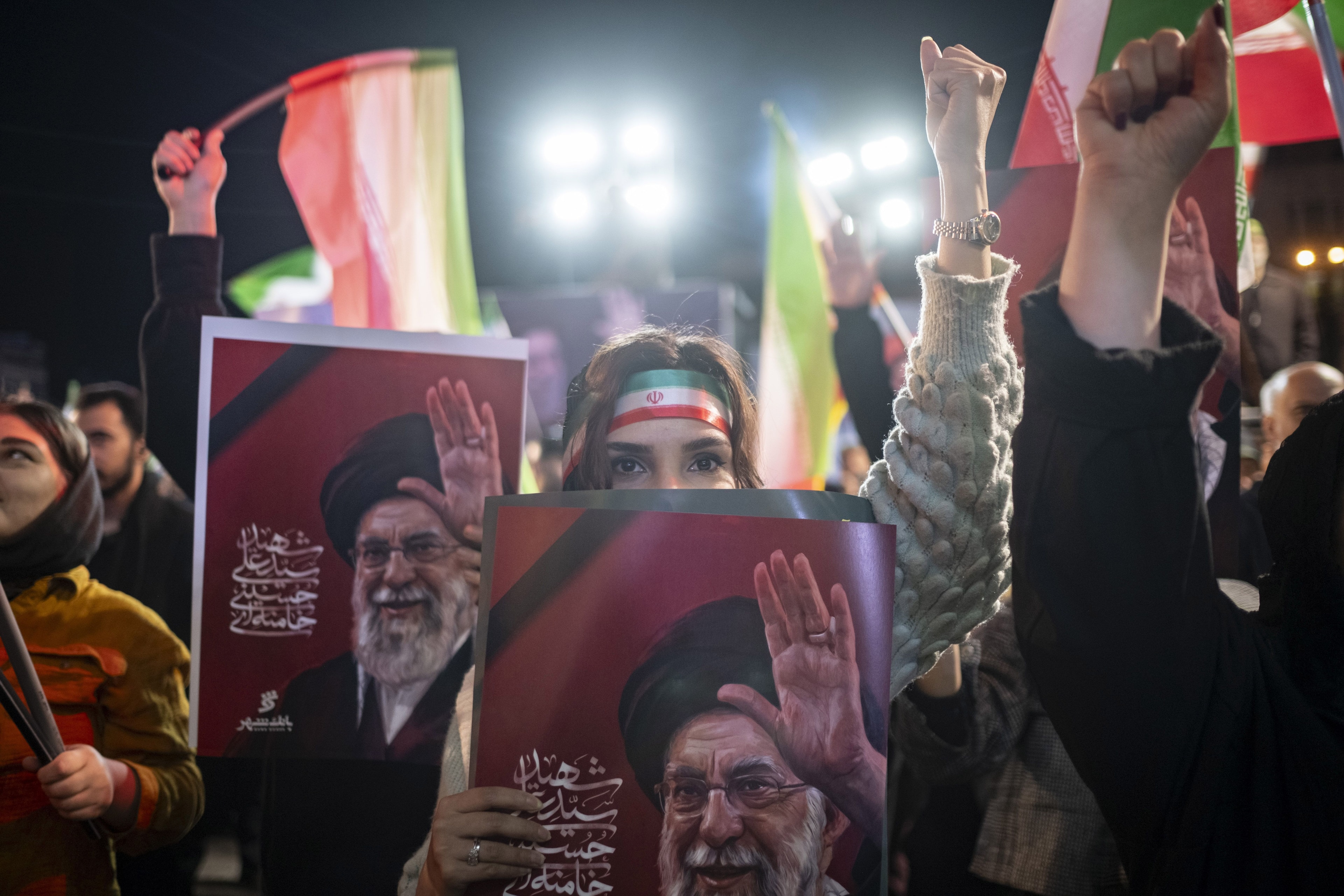 Caixão de Ali Khamenei é exibido antes de cerimônia de despedida em Teerã