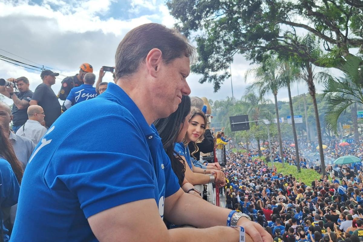 Marcha para Jesus tem Flávio e Tarcísio afastados de Messias em trio