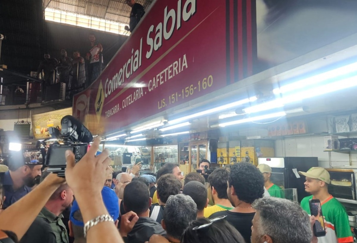 Fotos e pão de queijo: Flávio Bolsonaro visita Mercado Central de BH. Vídeo