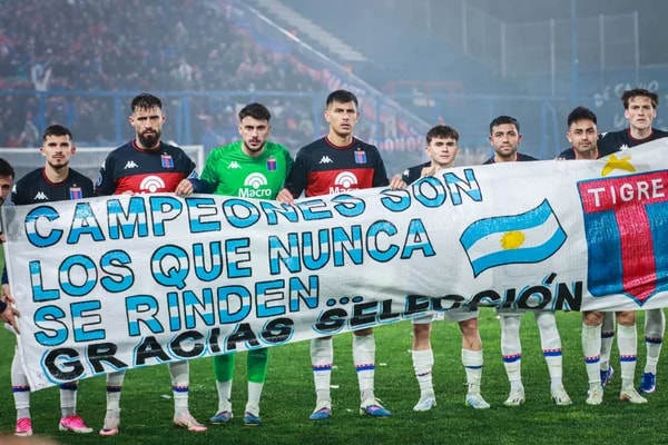 Jogadores do Tigre exibem faixa sobre as Malvinas na Sul-Americana