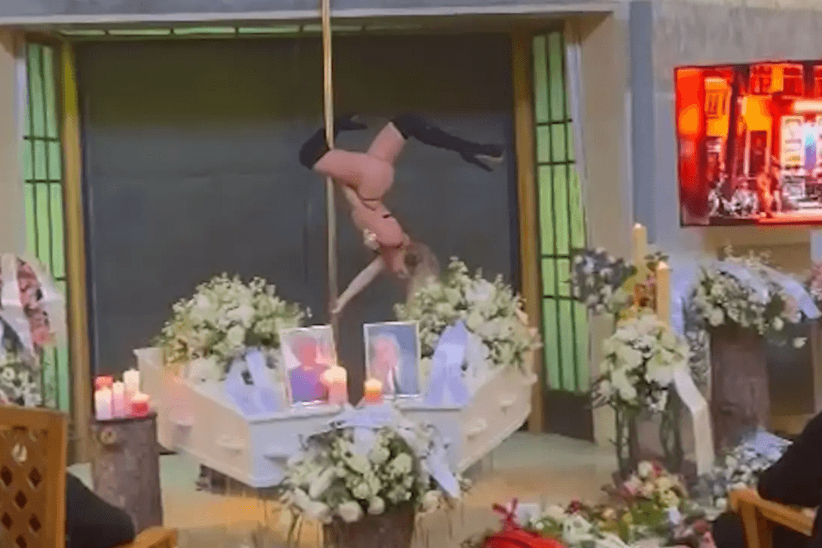 Vídeo: dançarina faz apresentação de pole dance em funeral de casal