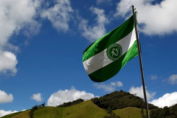 Atlético Nacional e Chapecoense jogam em memória aos 10 anos do acidente