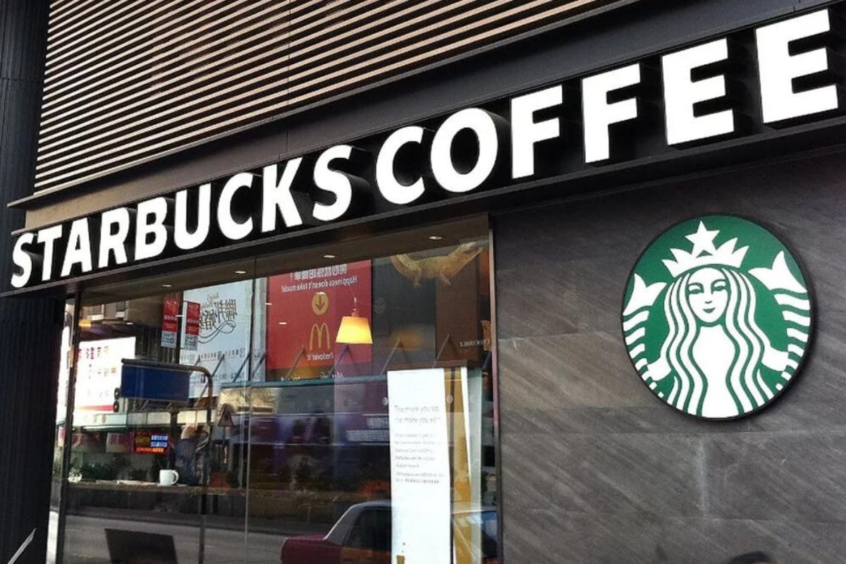 Starbucks é investigada por difamação após anúncio polêmico na Coreia