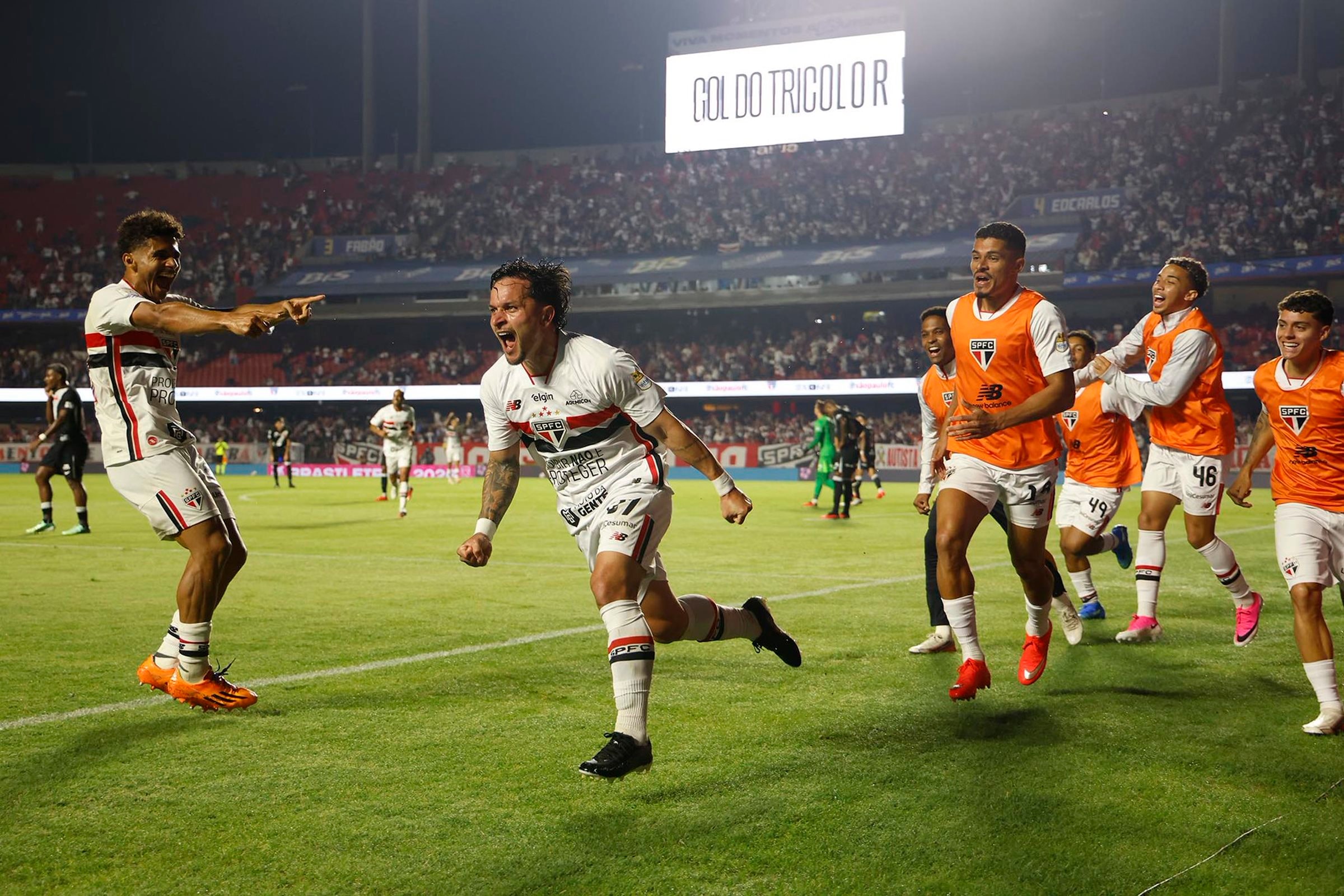 São Paulo vence Vasco e se firma na briga por vaga na Libertadores 2027