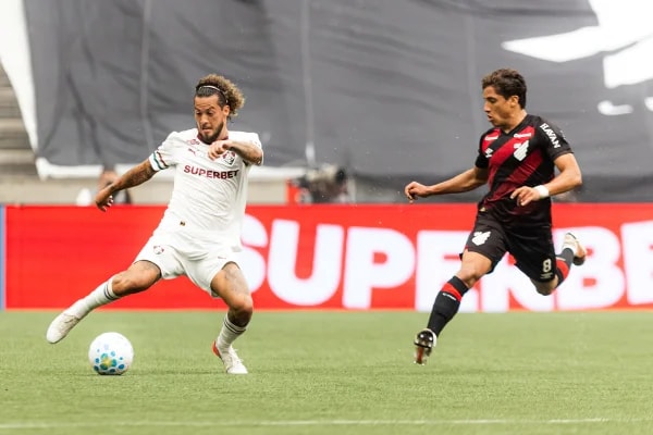 Em jogo de seis gols, Athletico-PR e Fluminense empatam pelo Brasileirão