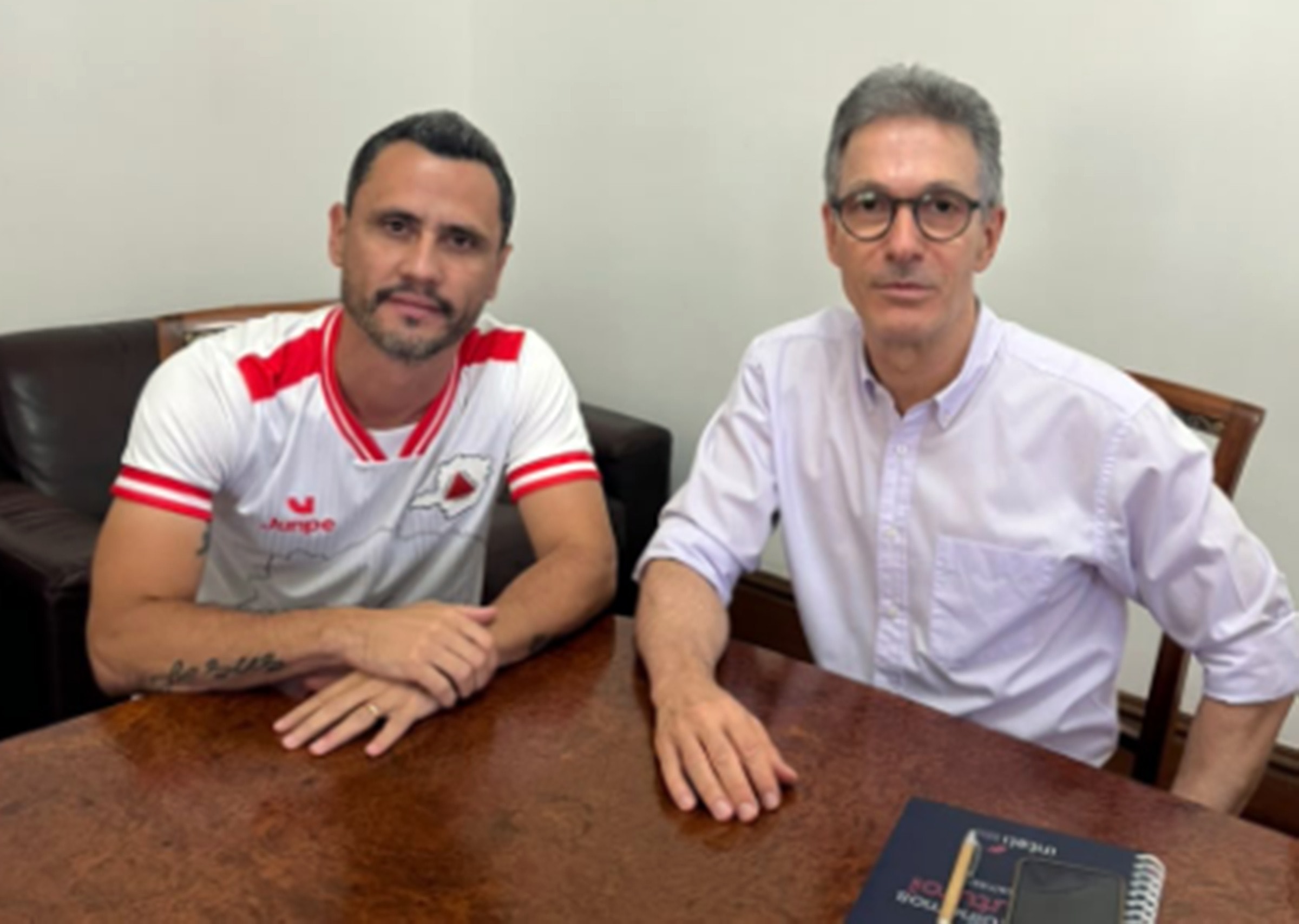 Zema afaga Cleitinho enquanto transição com Simões tem troca de acusações
