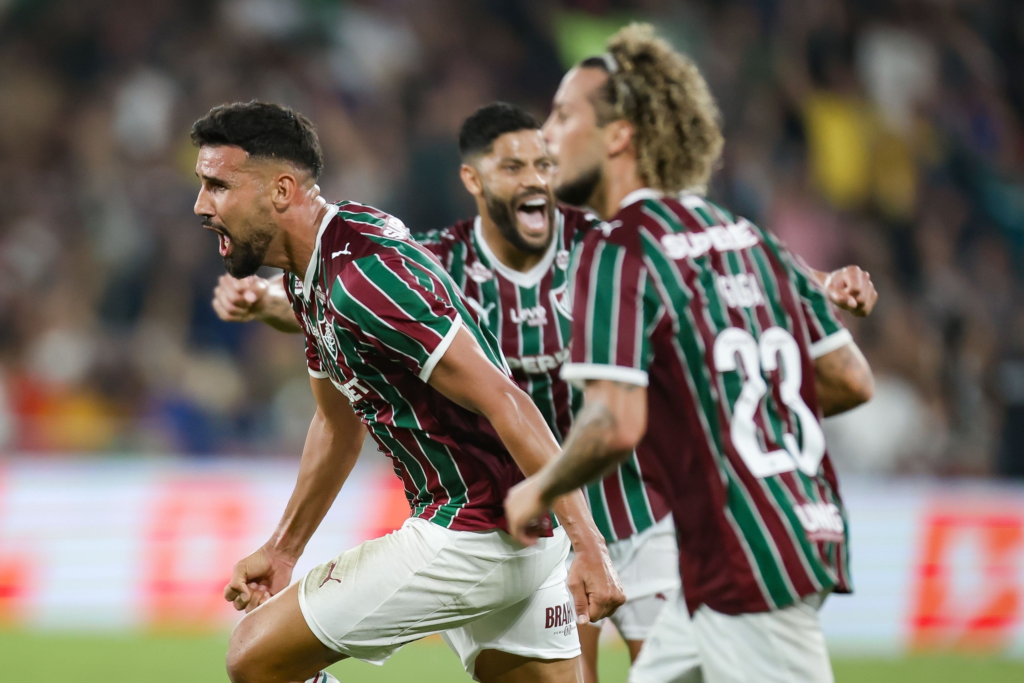 Zagueiro do Coritiba joga contra São Paulo após queda?