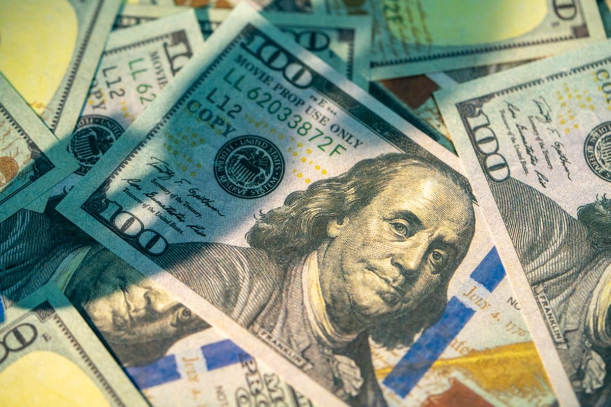 Dólar sobe e Ibovespa dispara, puxados pela inflação no Brasil e nos EUA