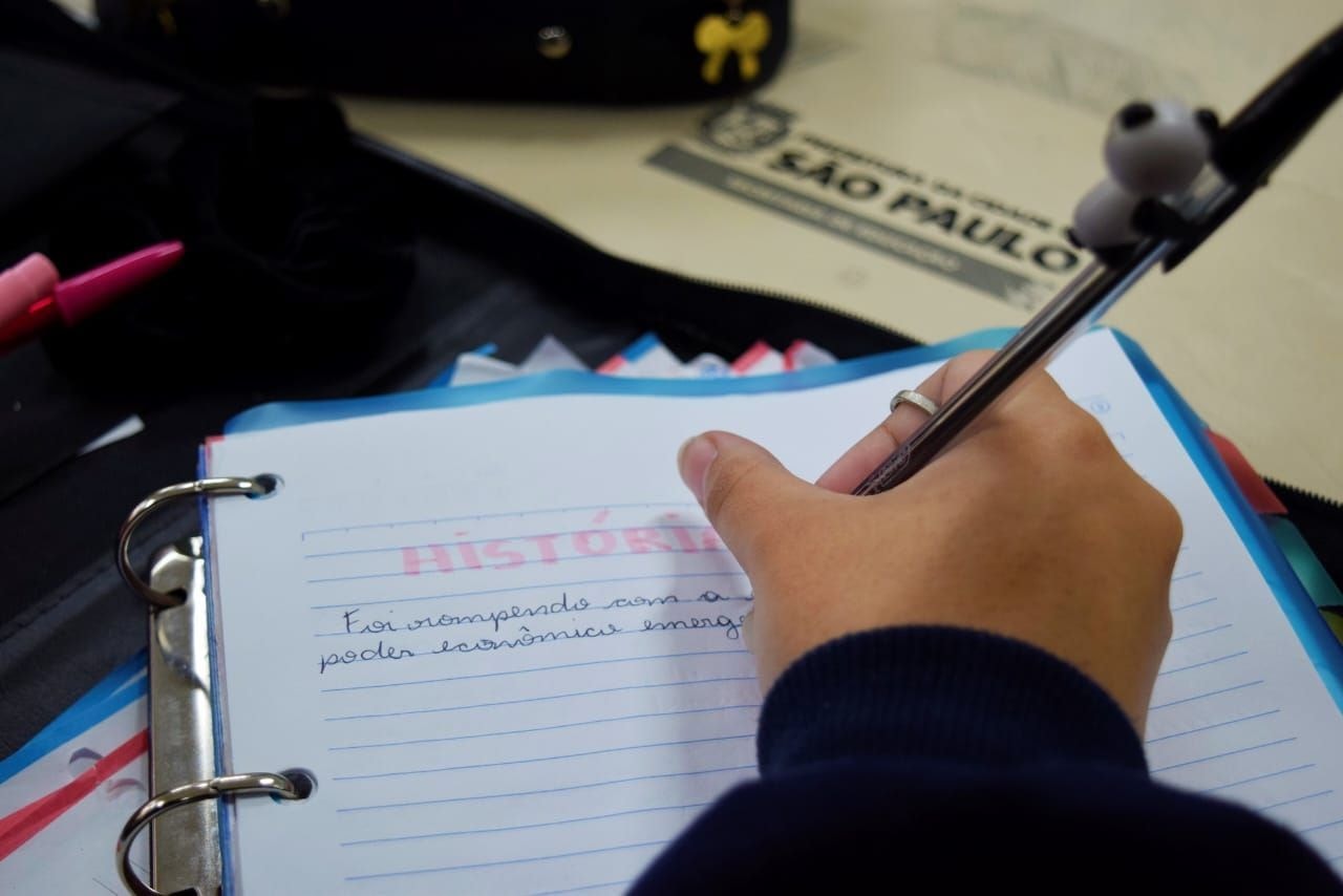 54% dos graduandos dizem ter abandonado a faculdade para cuidar dos filhos