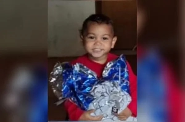 Morto ao não dar bom dia: polícia indicia pais por tortura e homicídio