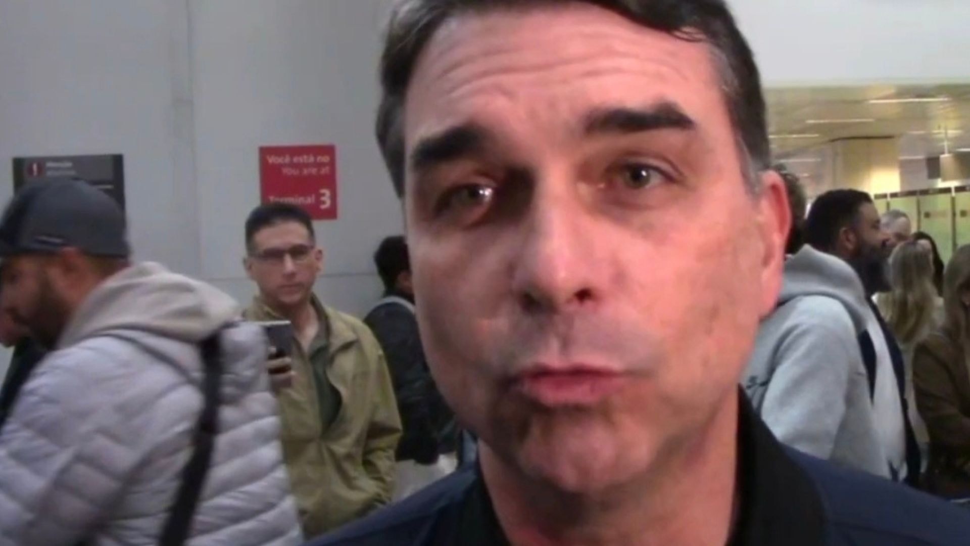 Michelle vira o polo moderado e Flávio se diz "aberto a conversa"