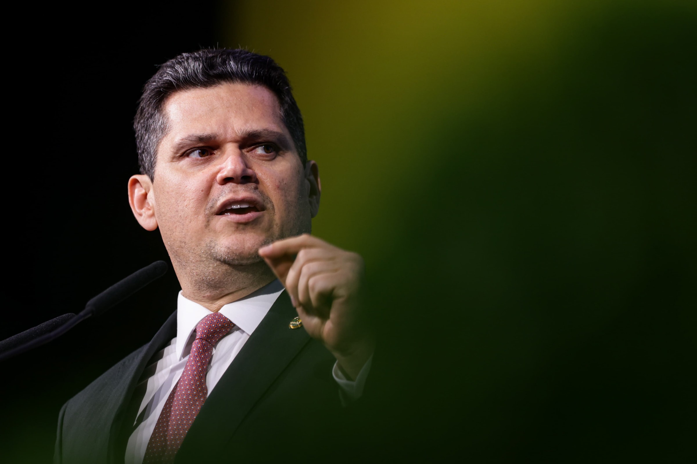 Alcolumbre acerta com a oposição enterrar CPI do Master por dosimetria