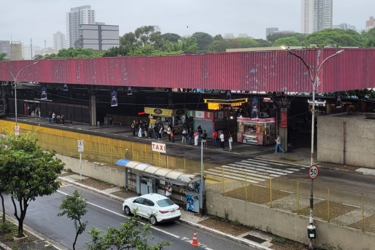Presidente do PT em SP pede CPI para investigar falta de ônibus no 2° turno