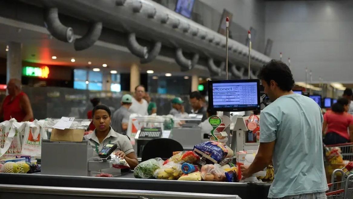 Setor privado da zona do euro encolhe pelo terceiro mês em junho