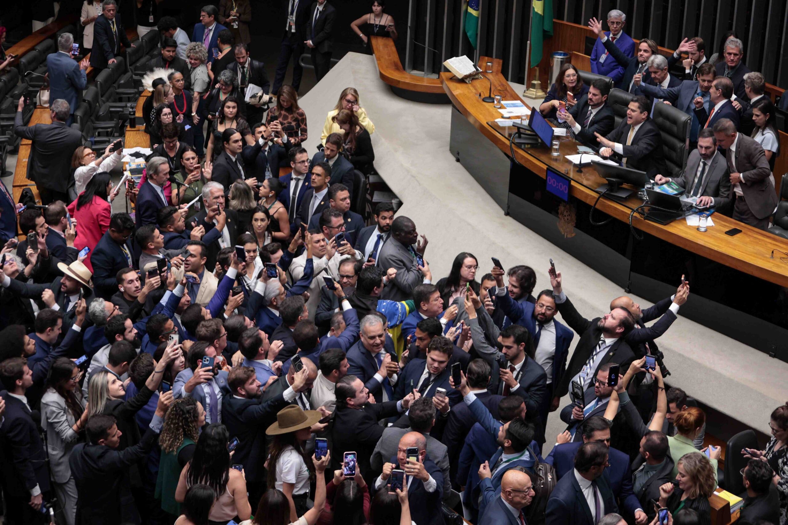 Saiba como votou cada parlamentar sobre derrubada do veto à dosimetria