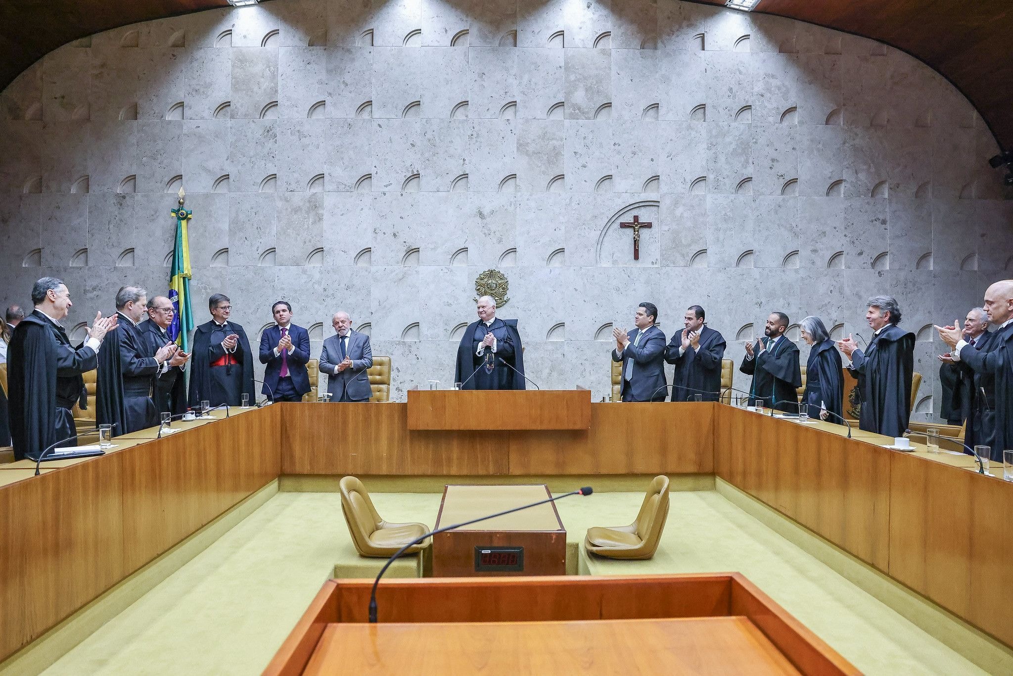 Silvio Almeida não é encontrado pela Justiça e atrasa processo no STF
