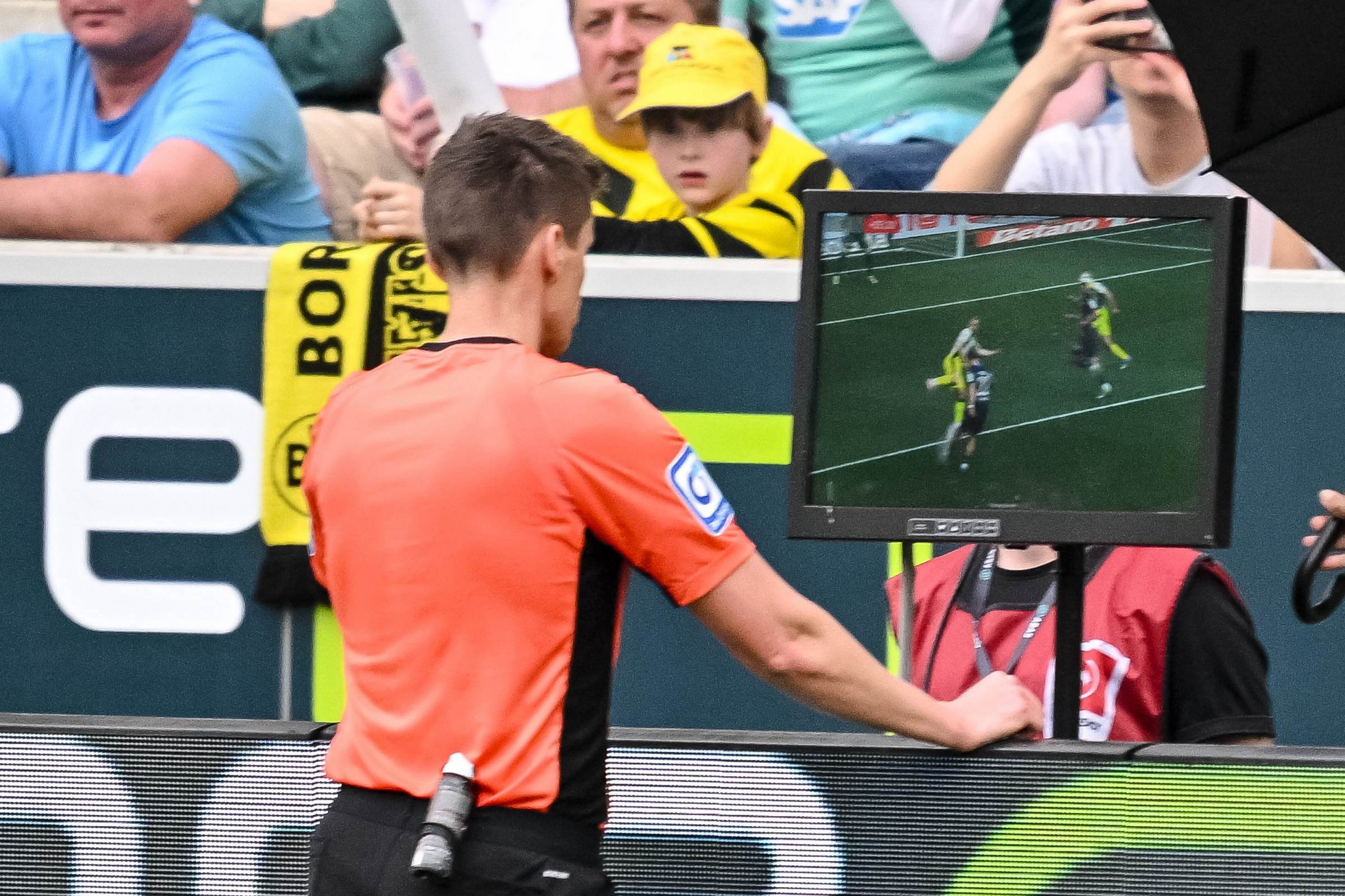 Torcedores alemães protestam contra VAR: "Roubando alegria do futebol"