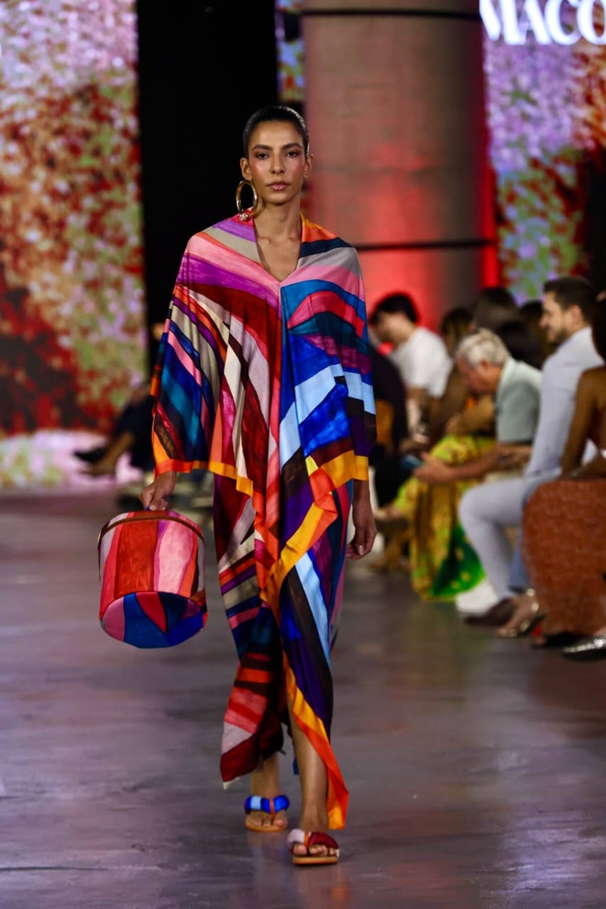 Mikaela Gomes, veterana do Metrópoles Catwalk, brilha no 3º dia de desfiles