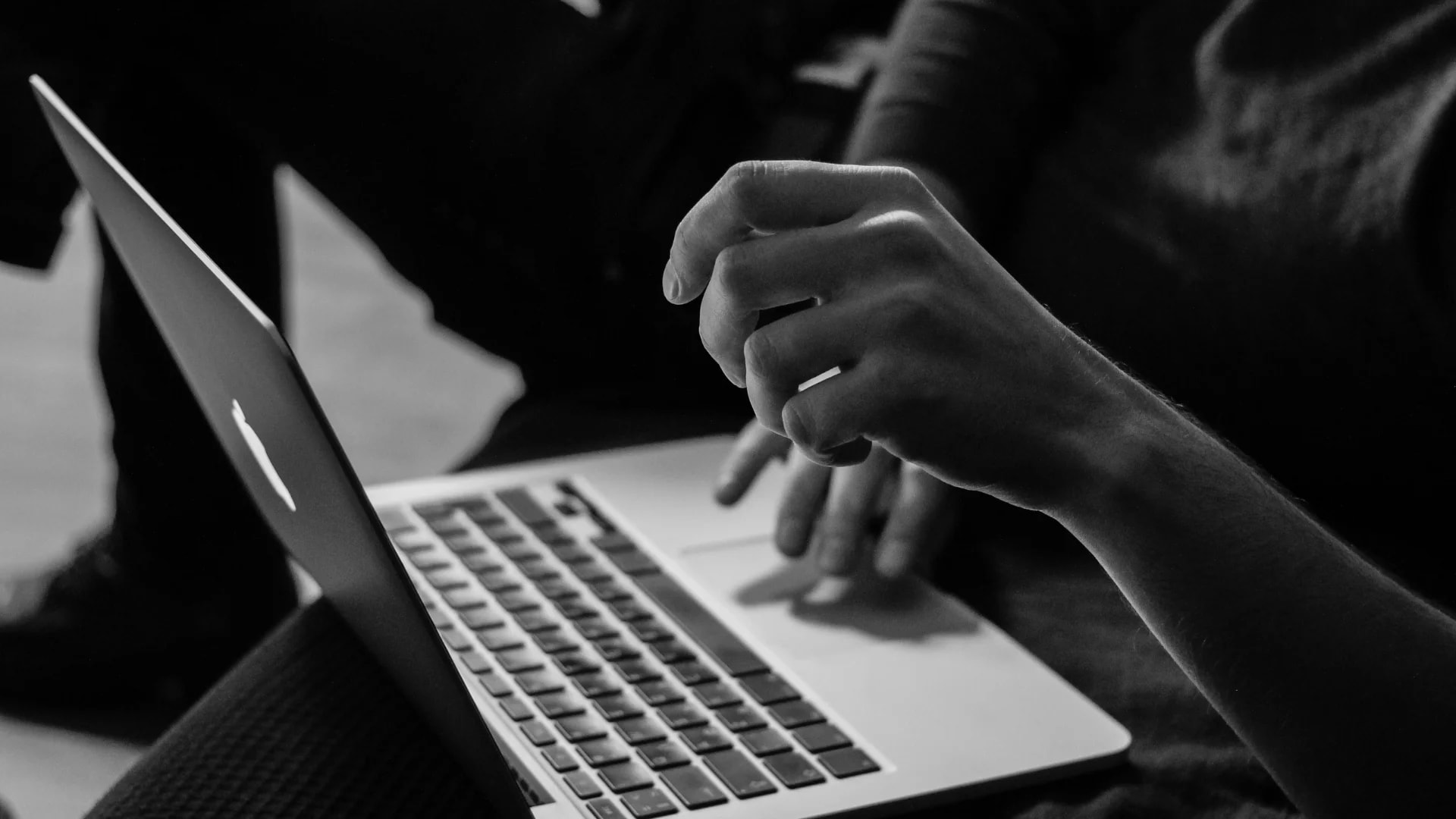 Agentes de IA mal configurados instalam malware em redes de empresas